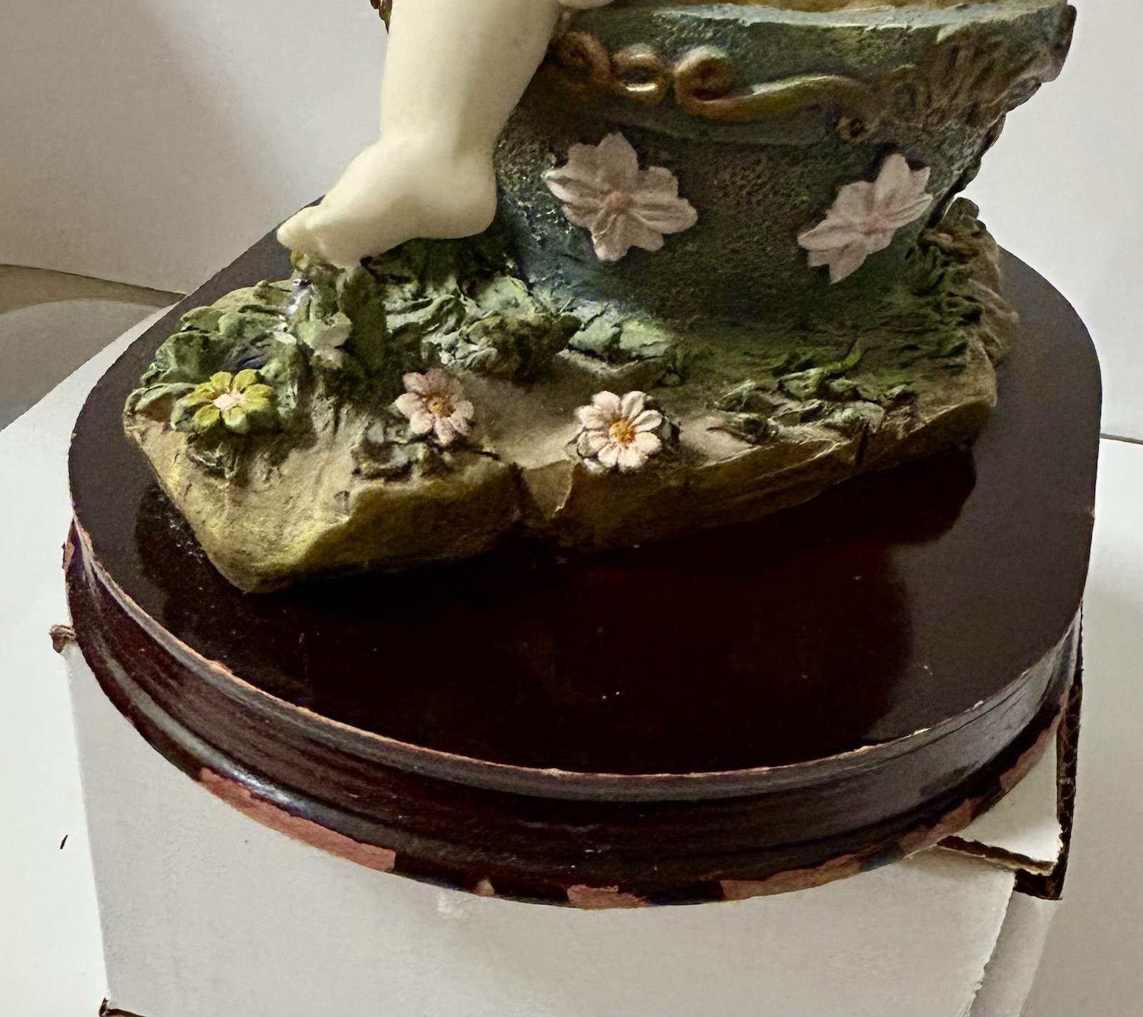 VTG Turtle King Corp Belle And Benny 9.5” Somber Young Girl with Hat and Flowers