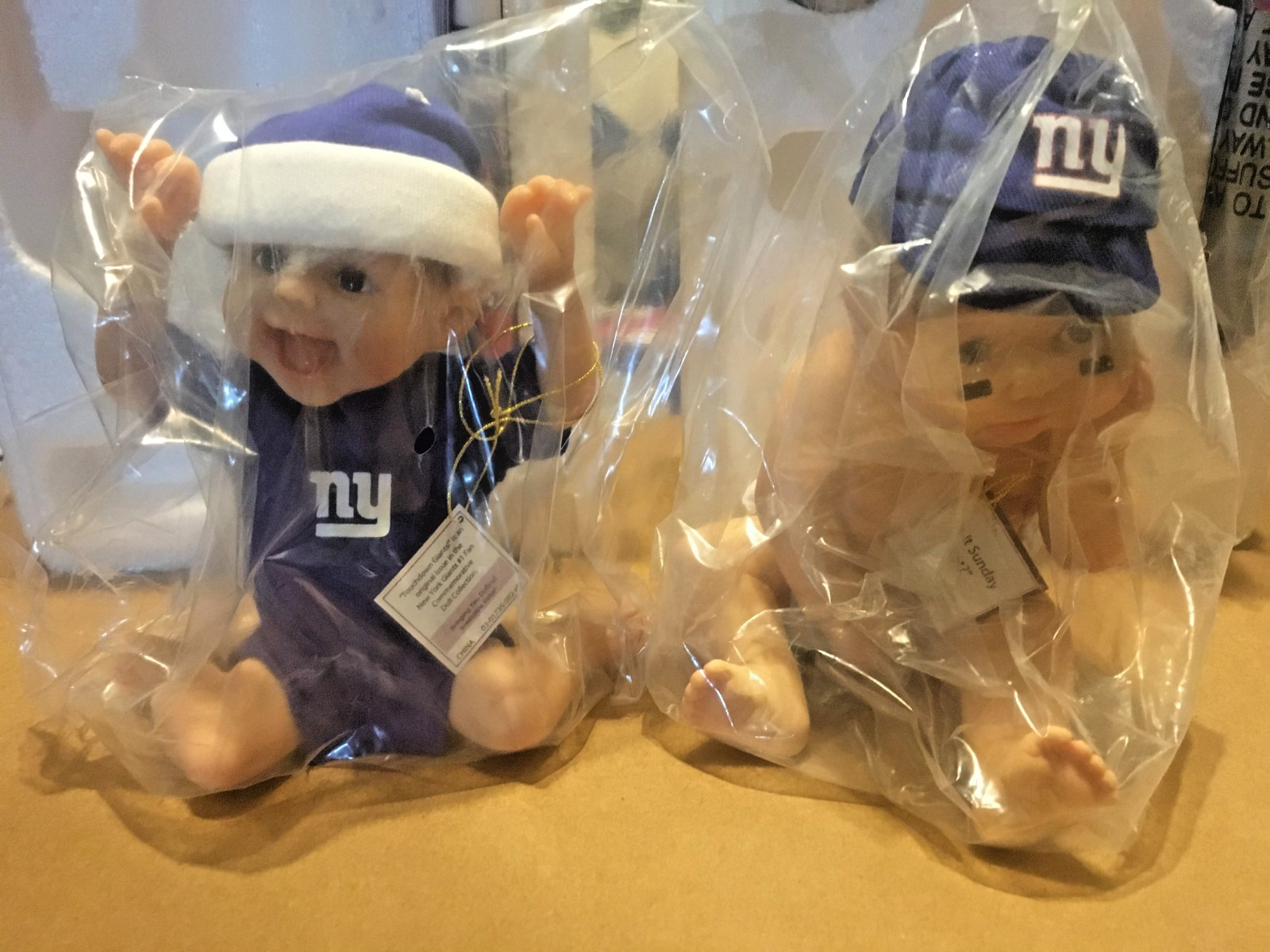 Ashton -Drake Figurine babys, new york giants, new in styrofoam, set of 2