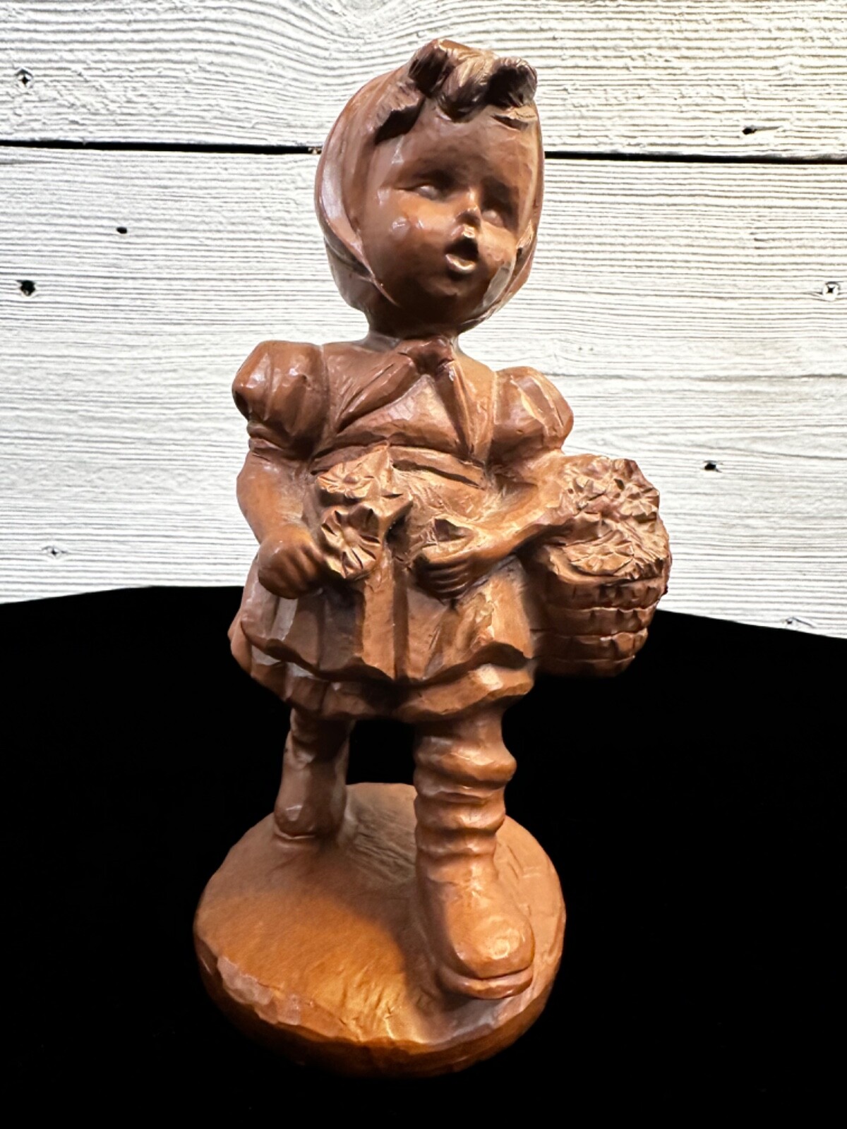 VTG Red Mill MFG Hummel Girl 1989 Crushed Pecan Shells, Resin 9″ Tall 4.5″ base