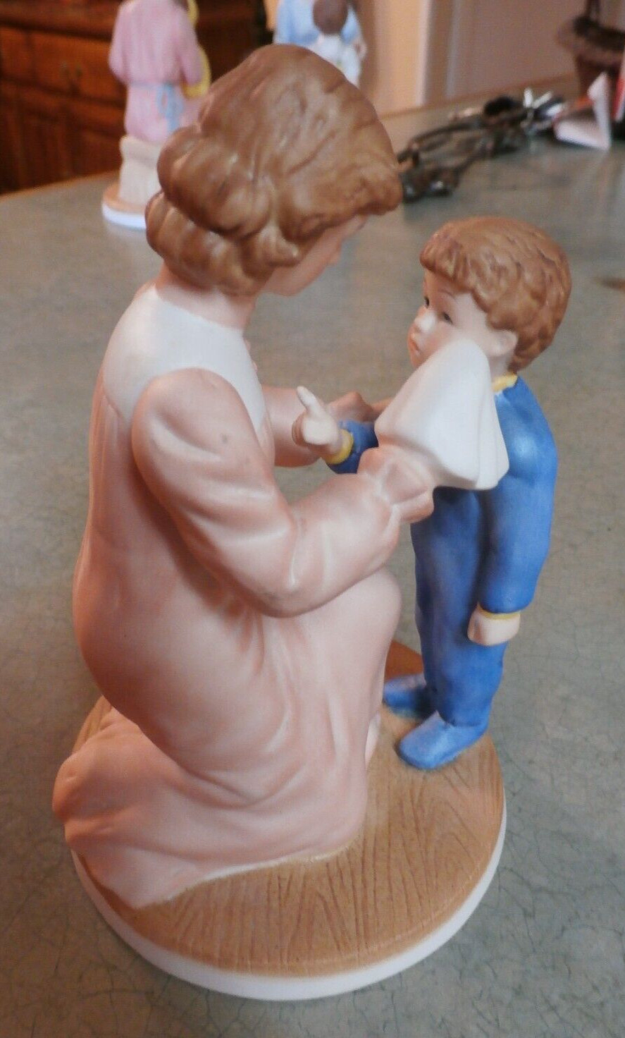 VINTAGE 1987 HERITAGE HOUSE PORCELAIN FIGURINE COLLECTABLE