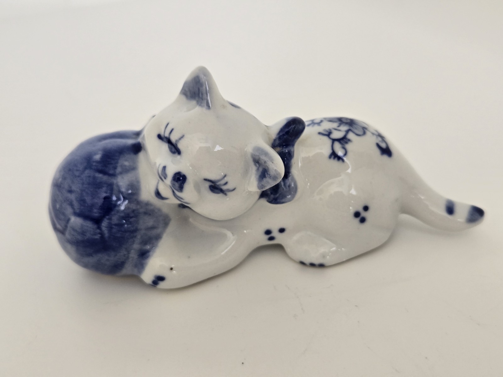 Vintage Chinese Porcelain Blue & White Chinoiserie Cat Kitten with Ball Figurine