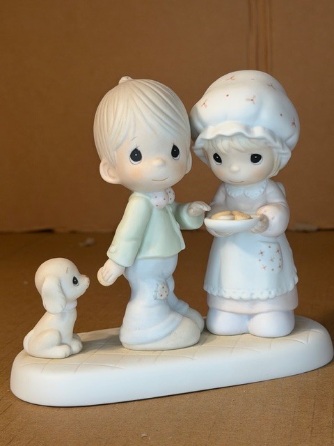 Precious Moment 102490 “Sharing Our Christmas Together” Figurine