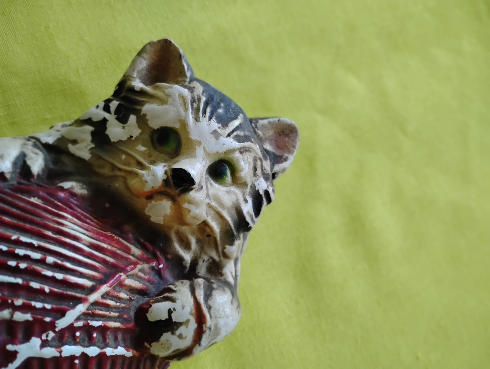 VTG WELL-LOVED CHALKWARE KITTY-KITTEN- CAT w BALL OF YARN 1940’s STRING HOLDER