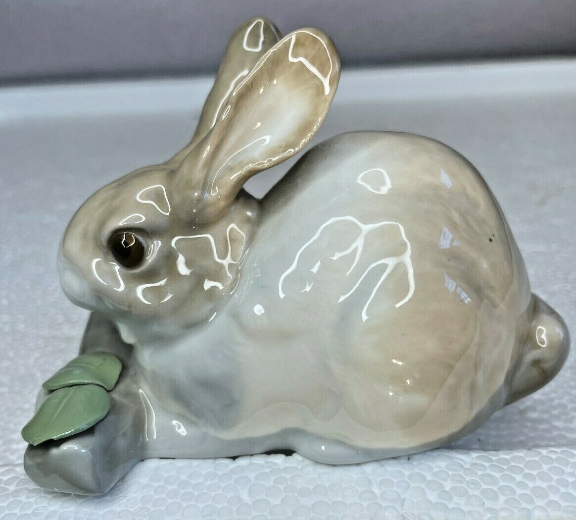 LLADRO 4772 – RABBIT EATING – RETIRED 1998 – DESIGNER FULGENCIO GARCIA