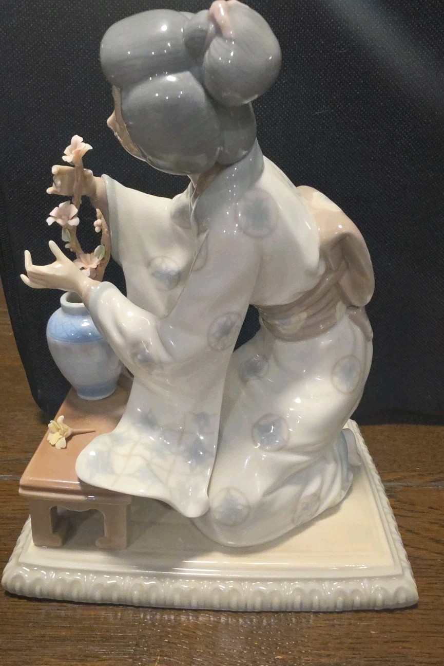 Lladro Geisha Japanese Flower Arranger #4840 Glossy missing finger, stem, petal