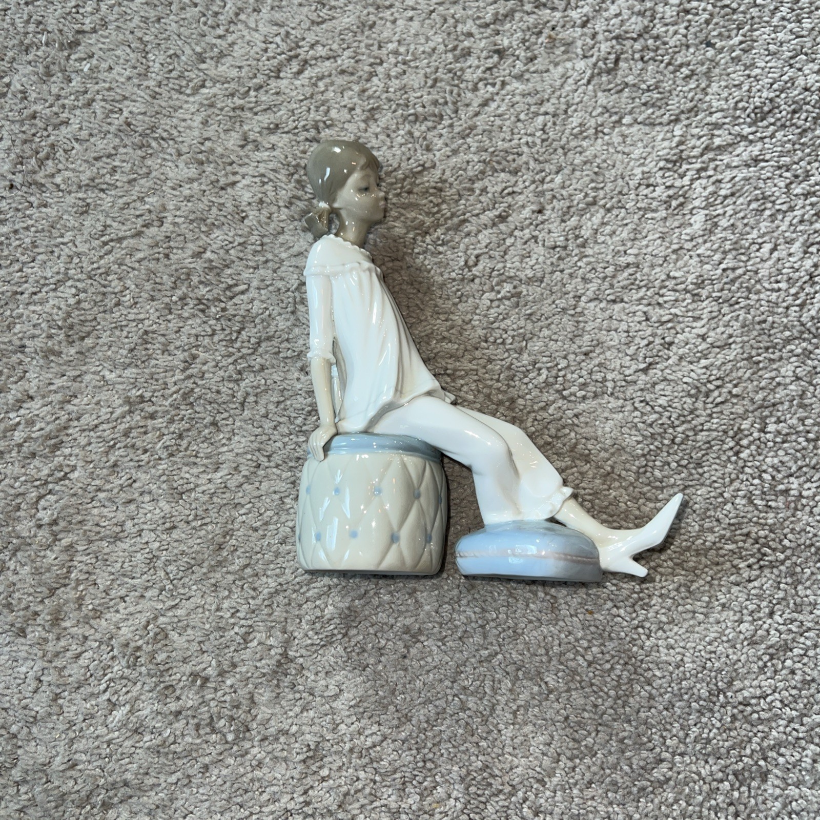 VINTAGE LLADRO GIRL WITH MOTHERS SHOE #1084 BY VICENTE MARTINEZ FROM 1970