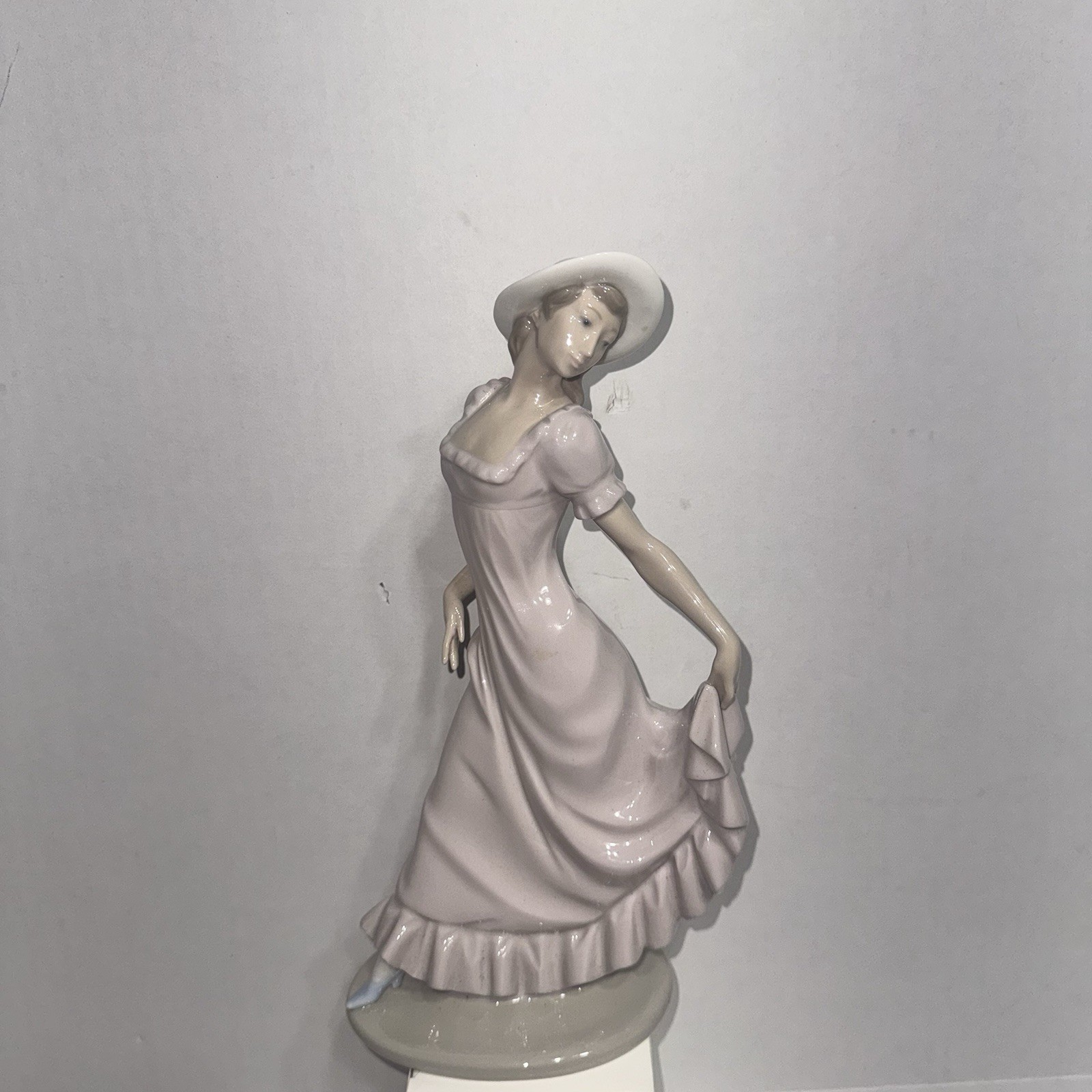 Vintage NAO By Lladro Elegant Lady Porcelain Figurine Made In Spain #764/10764