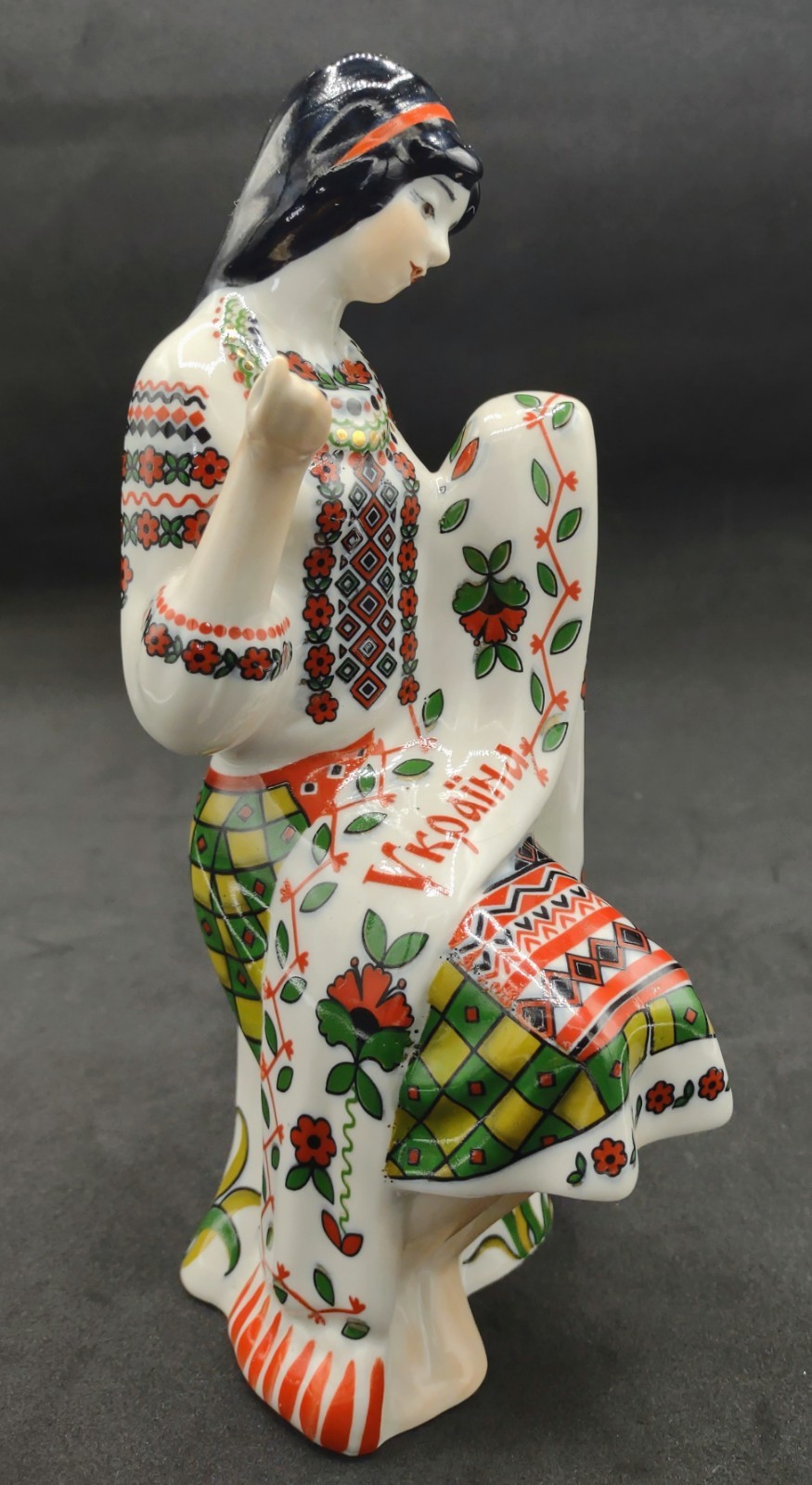 Vtg Porcelain Figurine Ukrainian Embroiderer Porcelain Factory Kyiv USSR 8.5″H