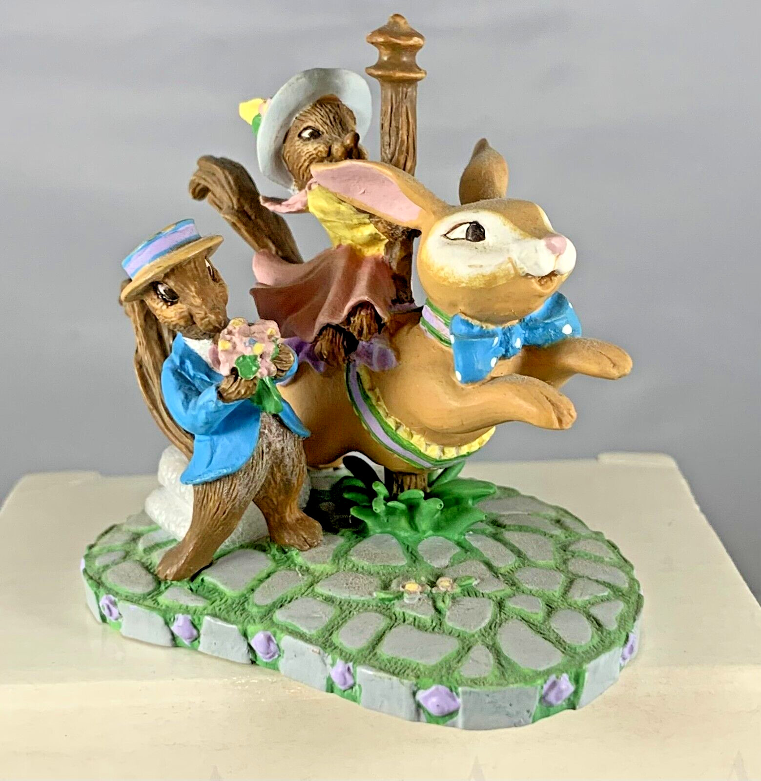 AVON CAROUSEL WONDERLAND MINIATURES COLLECTION “FLOWERS FOR A KISS”