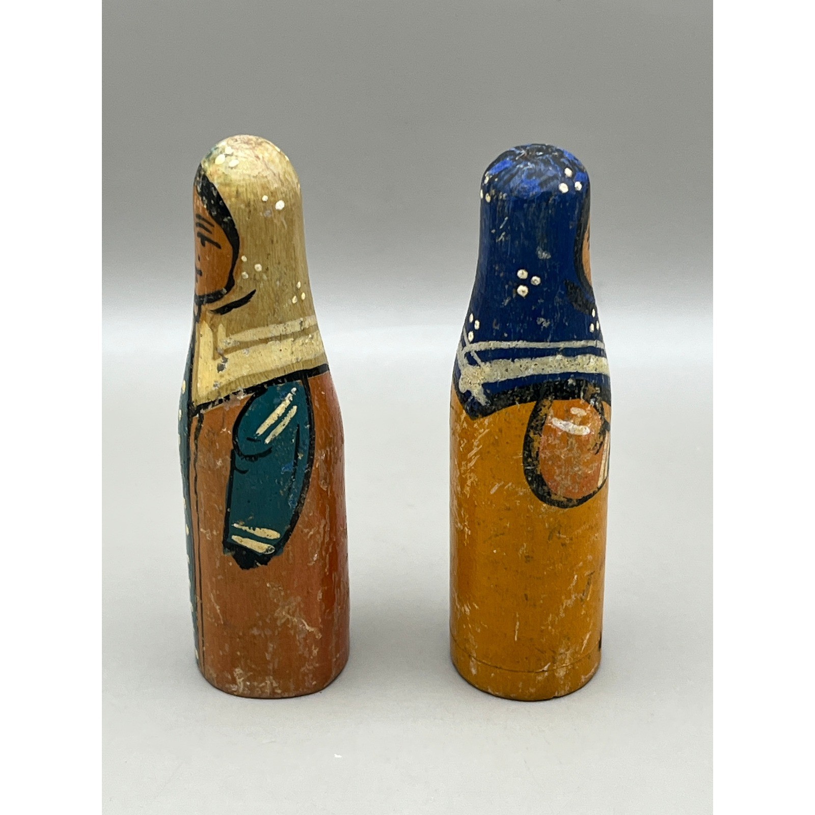 Vtg Hand Painted Wooden Folk Art Peg Dolls Pair Rustic Primitive 3.75″ Babushka