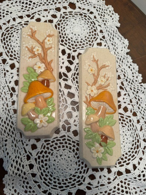 Set of 2 VTG 1970s Ceramic Mushroom & Flower Wall Plaques. Hand Painted F11