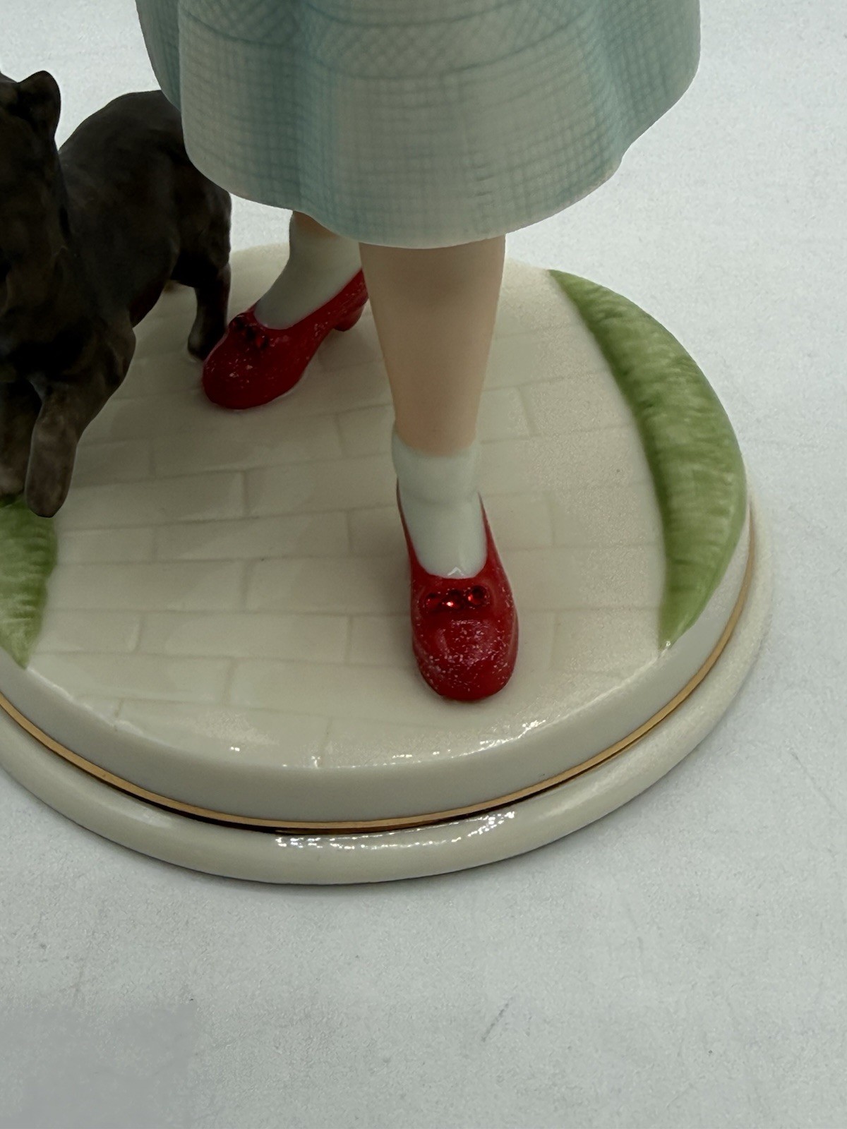 Lenox Dorothy & Toto #6131023 Figurine Wizard of Oz Approximately 8X4” Retired