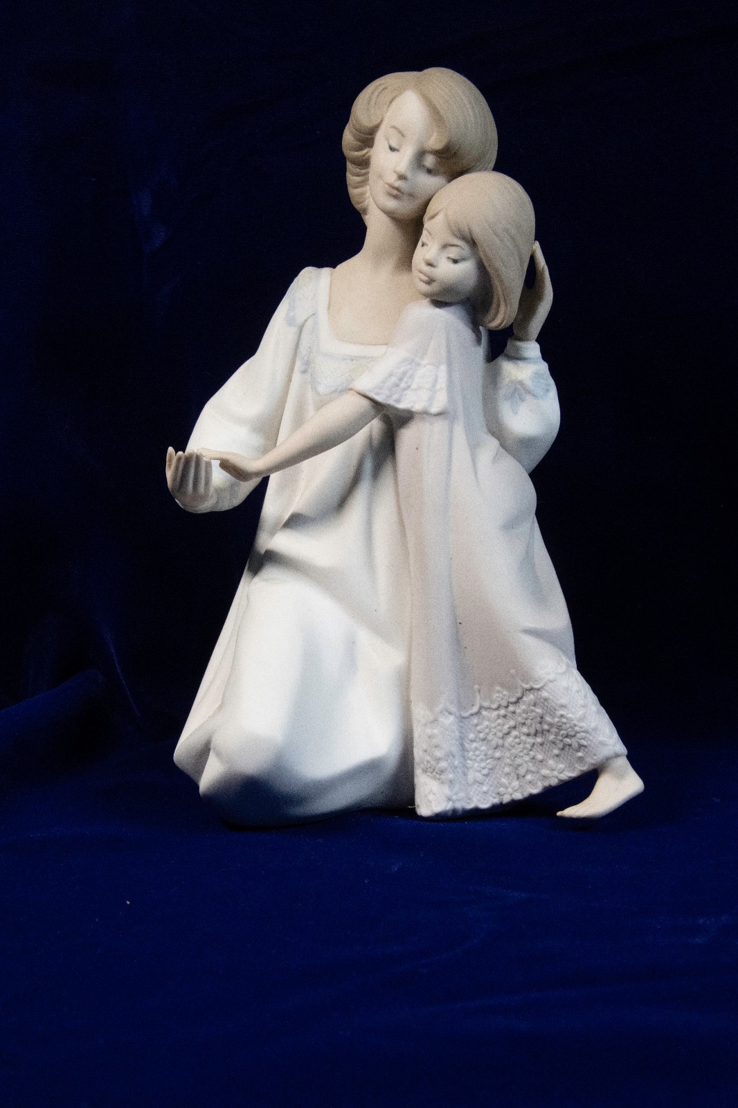 Lladro 5449 GOOD NIGHT Mother and Daughter MINT Condition Secondary Price $395