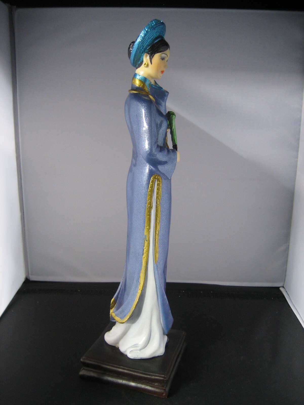 Hand made and painted oriental lady figurine statue (36 cm x 9 cm)
