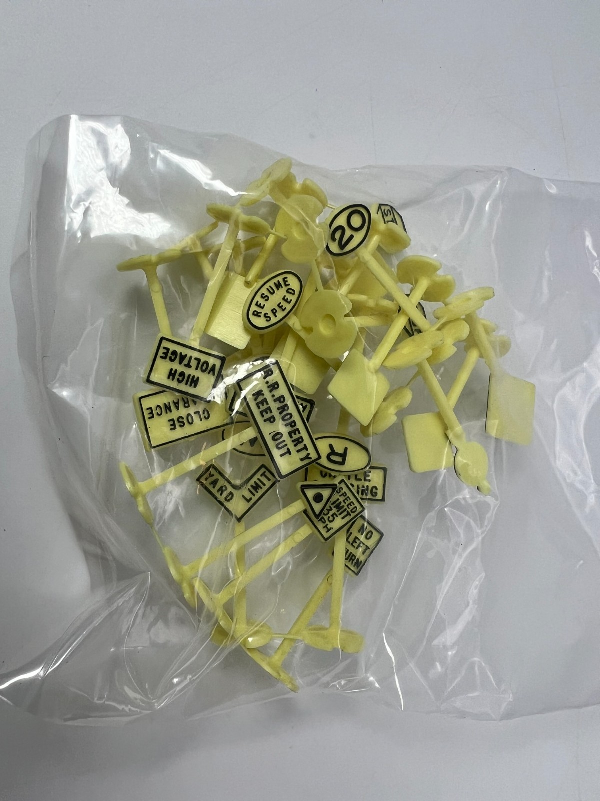 Hawthorne Village L/N Plastic Yellow Train Signs Lot (Unnumbered)