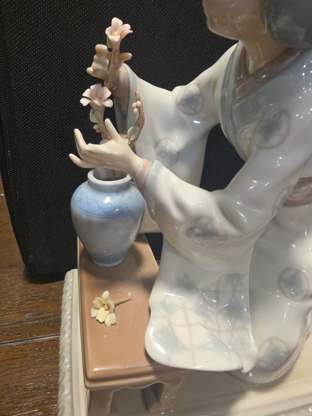 Lladro Geisha Japanese Flower Arranger #4840 Glossy missing finger, stem, petal
