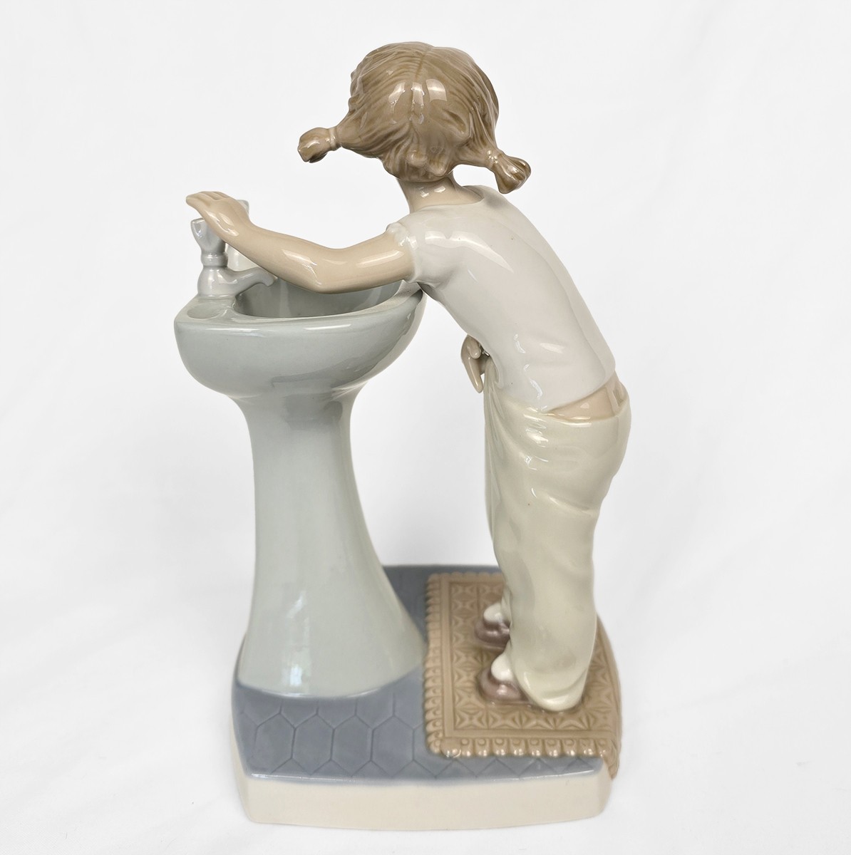 Lladro Clean up Time figurine # 4838 Girl in Pajama at Sink , Spain 1970-1980s