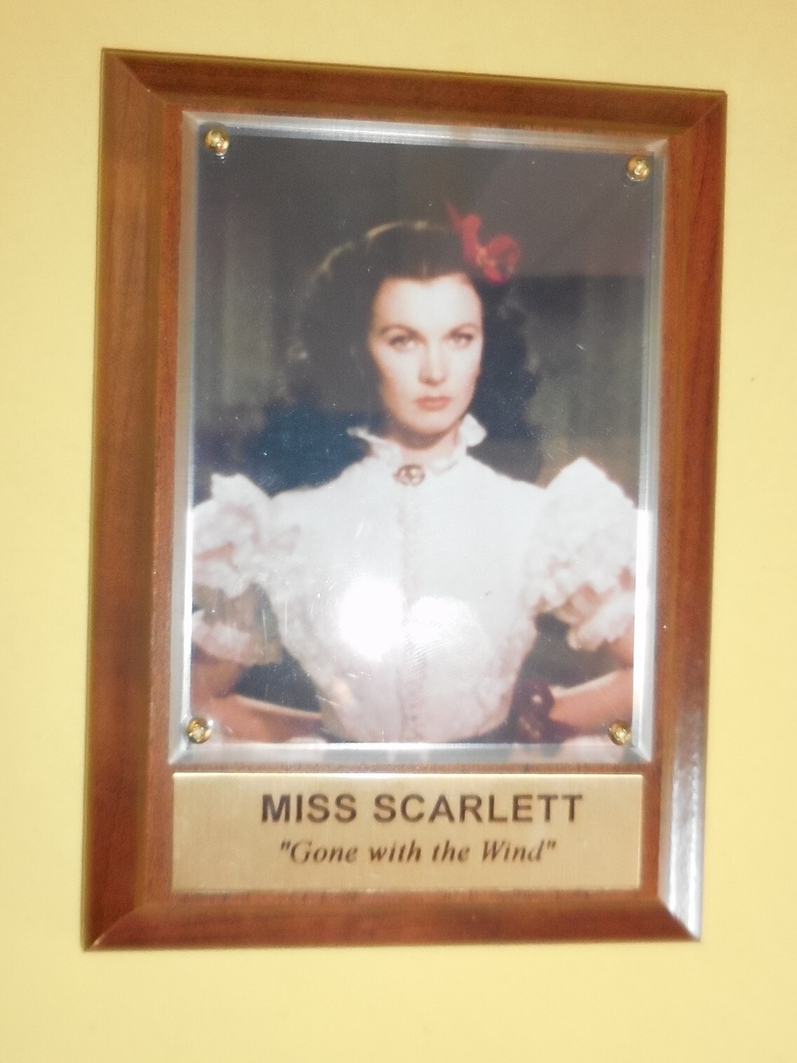 VINTAGE MISS SCARLETT FIGURINE WALL PLAQUE GONE WITH THE WIND DESIGN