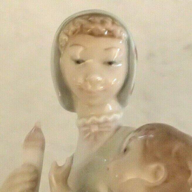 Lladro 5140 “Feeding Her Baby” Mother feeding her son or daughter – MWOB, RV$260
