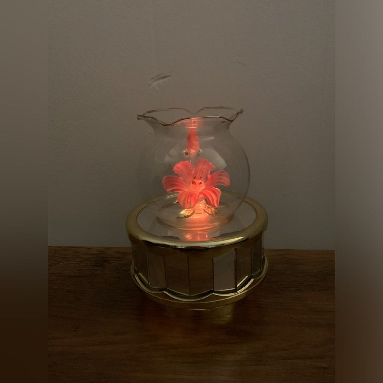 Vtg Hand Sculptured Flower In Glass Gold Rotating Light-Up Mirrored Music Box