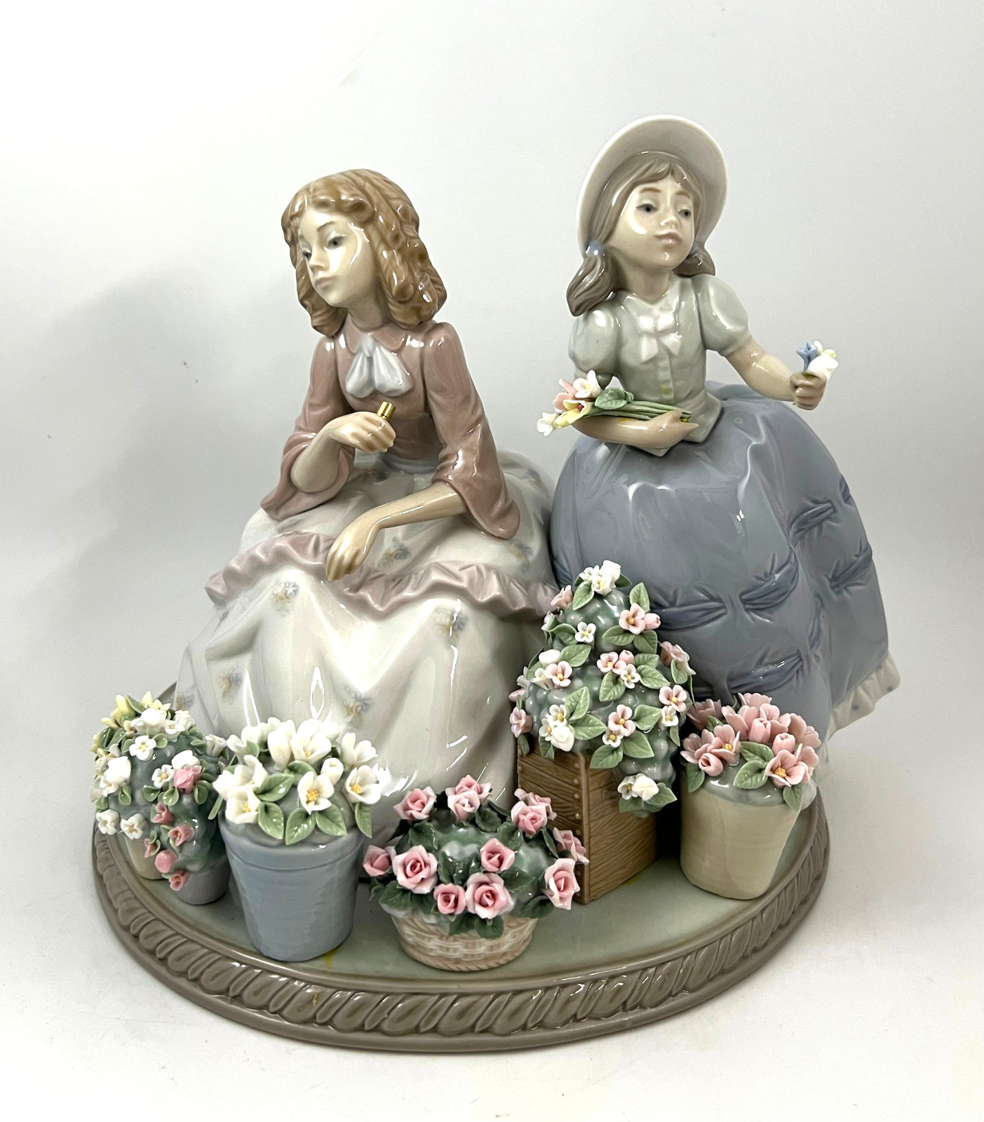 Lladró Flowers For Sale 5537 Two Girls with Flowers 1989 Porcelain Figurine