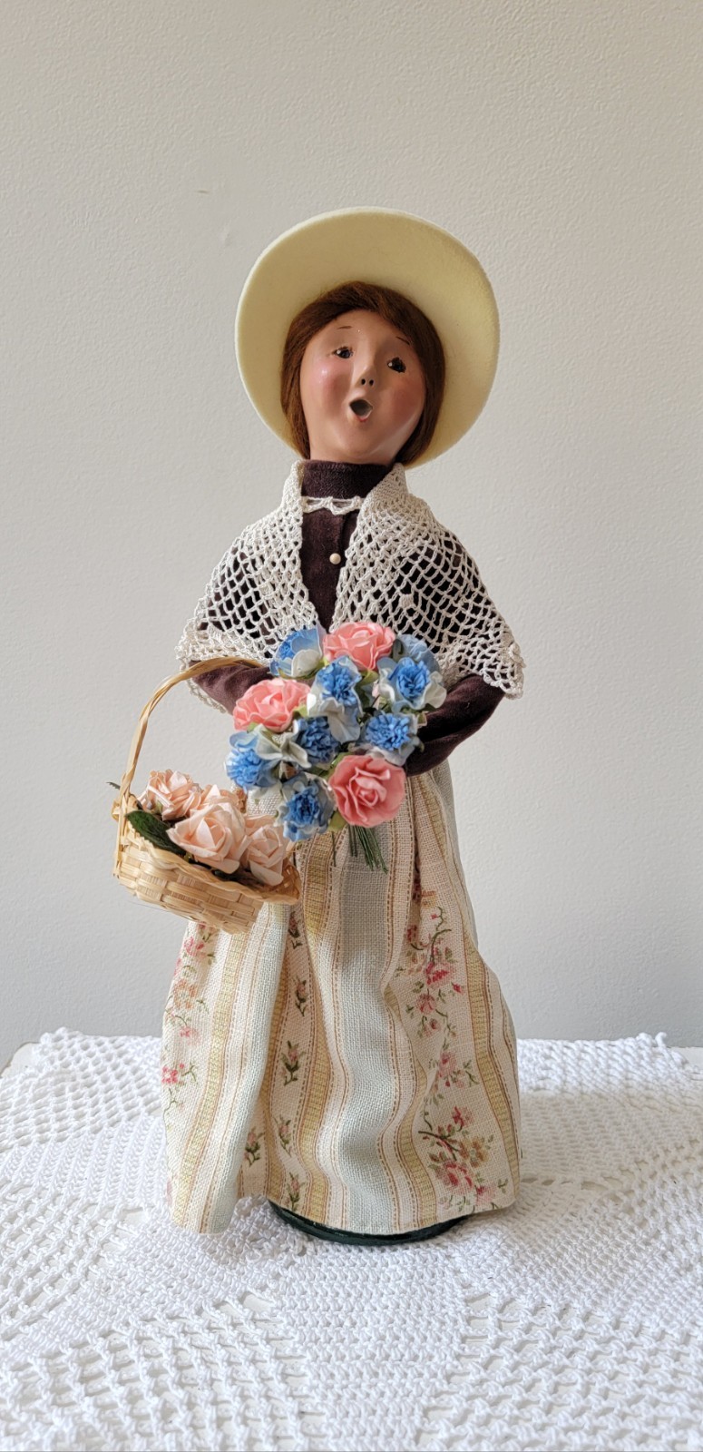 Vintage 2008 Byers Choice Special Issue Spring Caroler Woman with Floral Bouquet