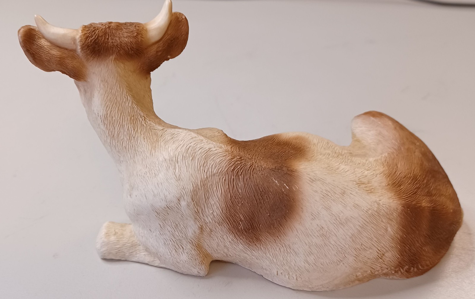 CASTAGNA ITALY BROWN & TAN COW LAYING DOWN FIGURINE ORIG STICKER 1988
