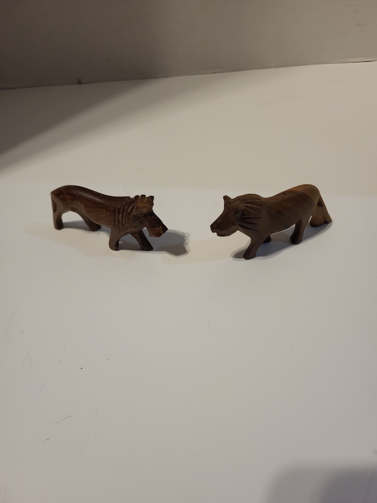 Lot of 2 Small Wooden Handcarved Lions Figurines Aprox. 2in X 3.5in