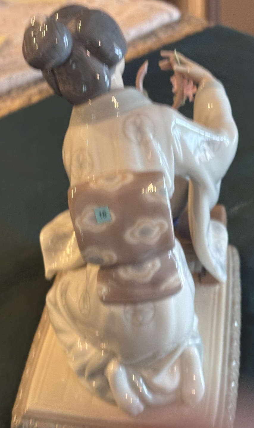 Lladro Figurine Girl Decorating Flowers Geisha/Oriental/ Asian Girl