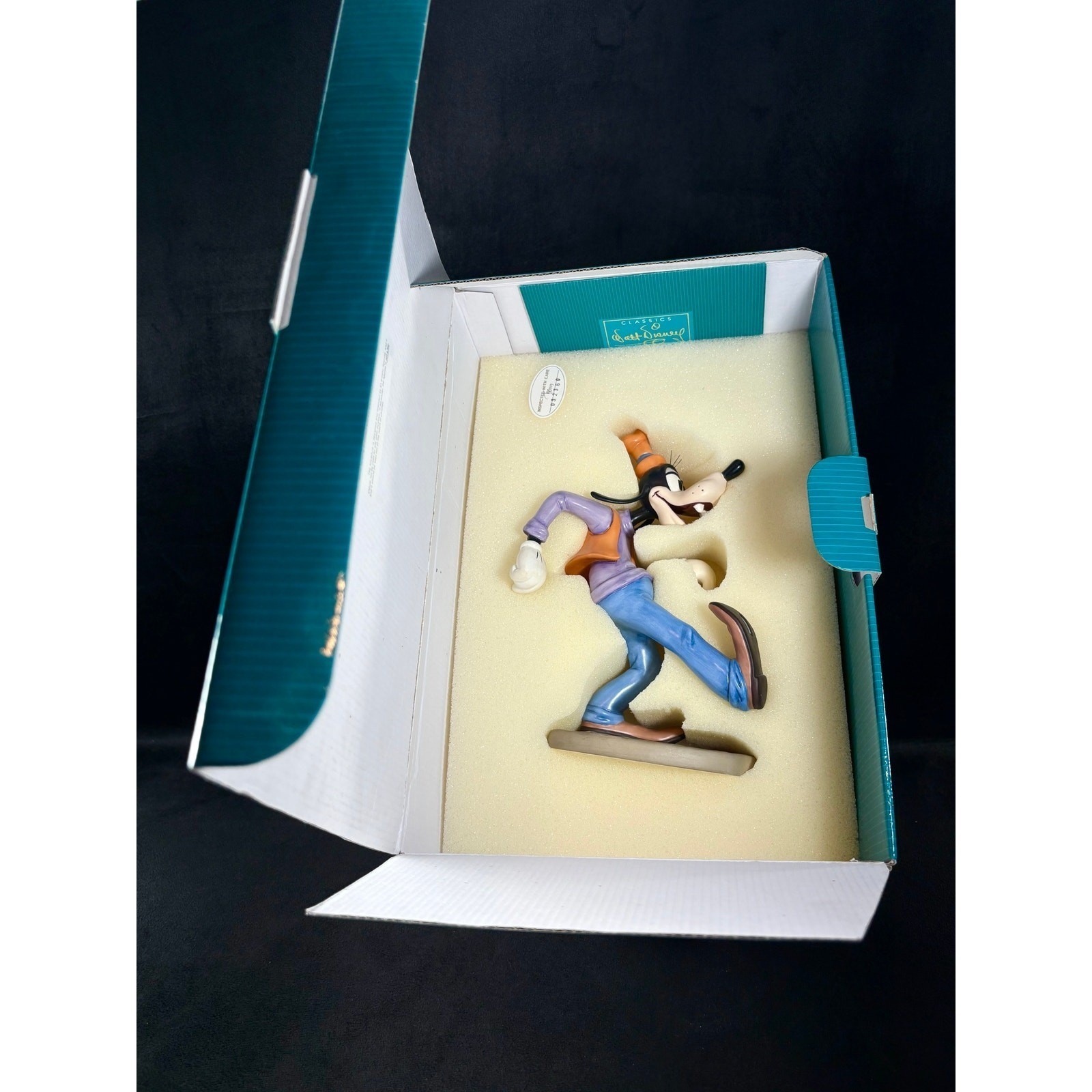 WDCC Goofy “Oh, The World Owes Me a Livin” MOVING DAY Film Animators Choice 1997