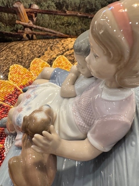 Lladro 6446 Surrounded By Love Mint in Box!!!
