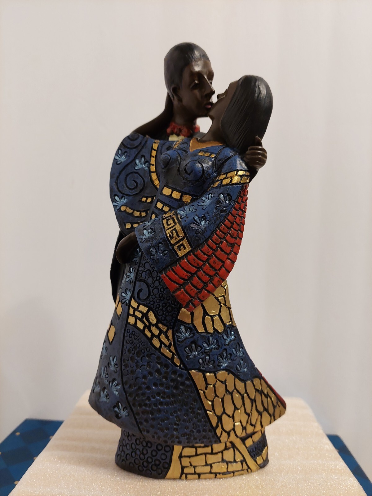 BEAUTIFUL RARE VINTAGE 10″ AFRICAN MAN AND WOMAN ROMANCE MADE IN THE PHILIPPINES