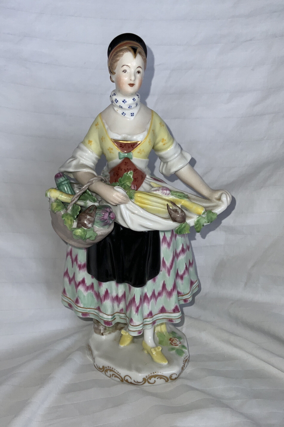 Augarten Wien Antique Porcelain Figurine Lady Merchant 1003