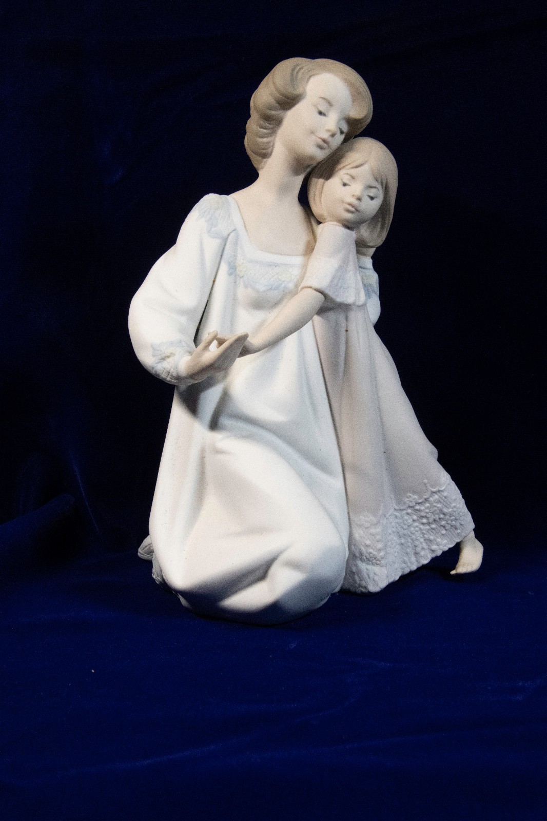 Lladro 5449 GOOD NIGHT Mother and Daughter MINT Condition Secondary Price $395