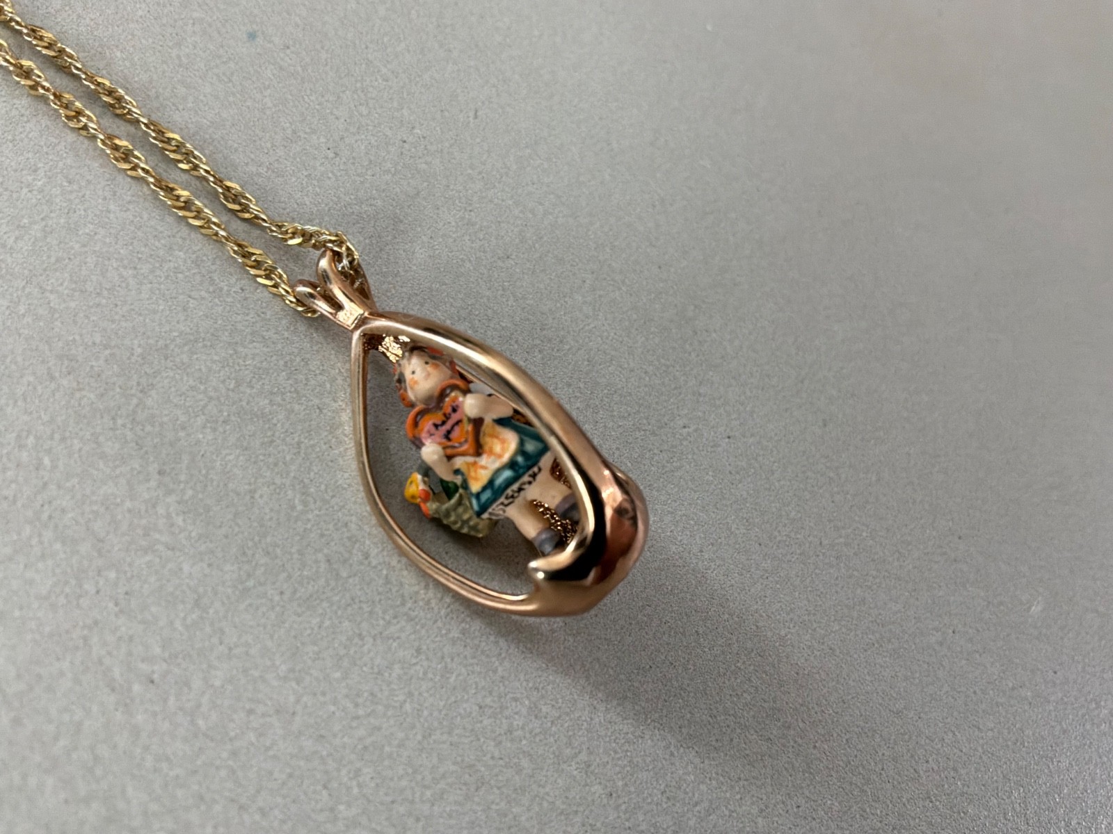 VTG Goebel Miniatures By Olszewski Goebel Collector’s Club Pendant Necklace 1982