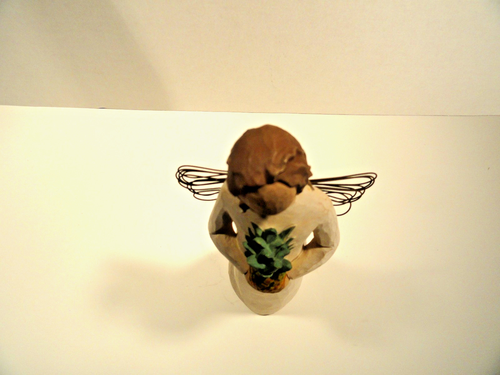 Willow Tree Welcoming Angel with Pineapple Demdaco Susan Lordi 2002