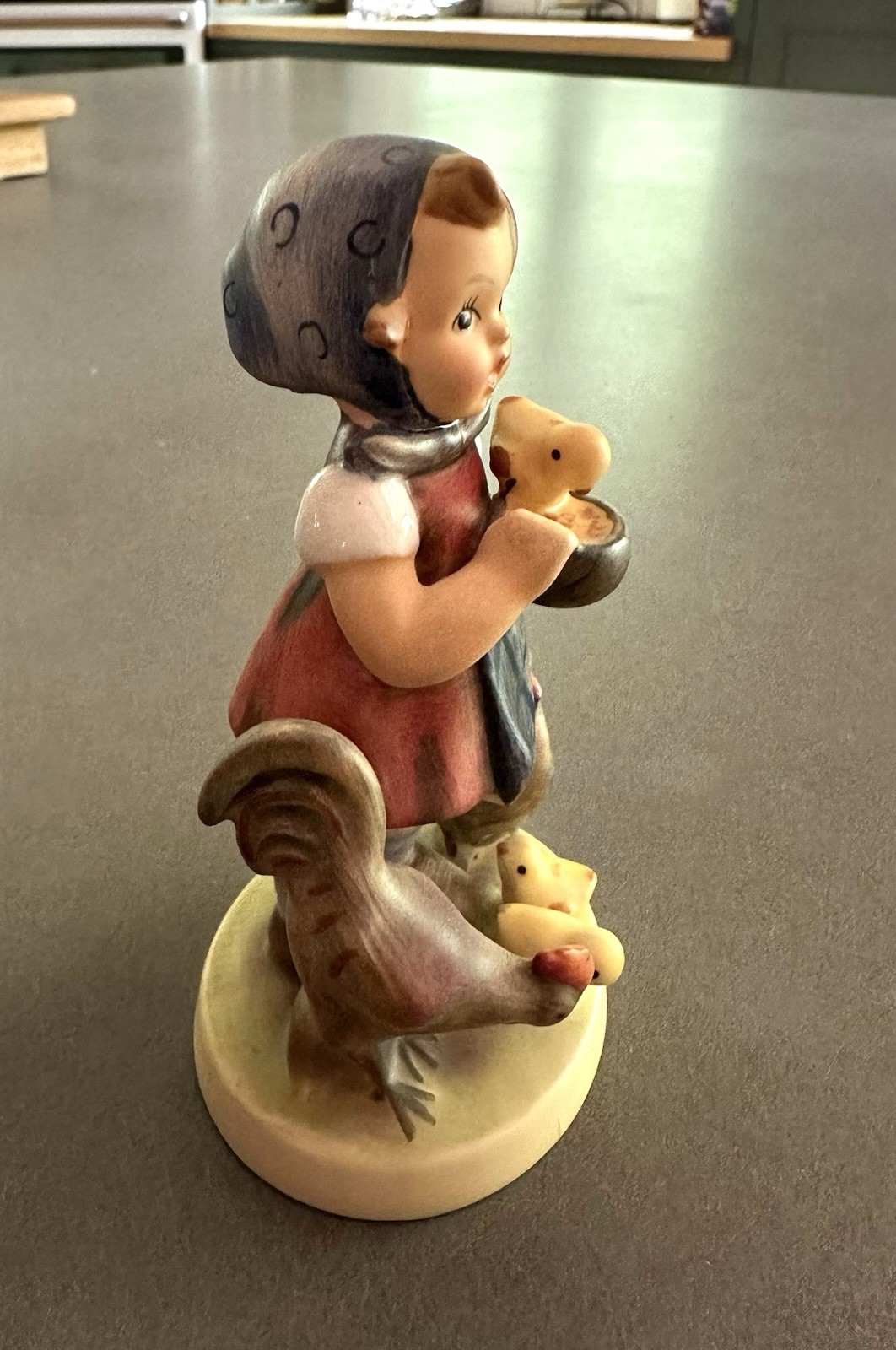 Goebel Hummel 4 1/2″ Figurine “Feeding Time” 199/0 1960s