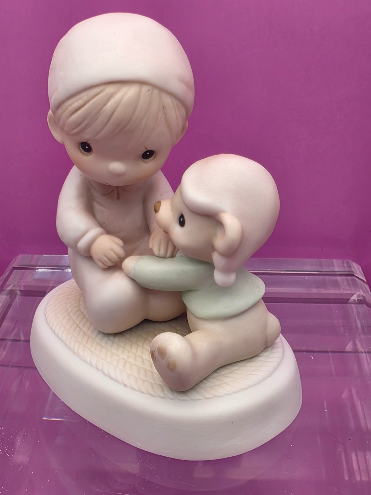 PRECIOUS MOMENTS FIGURINE “MAY YOUR CHRISTMAS BE COZY” 1982 ENESCO E2345