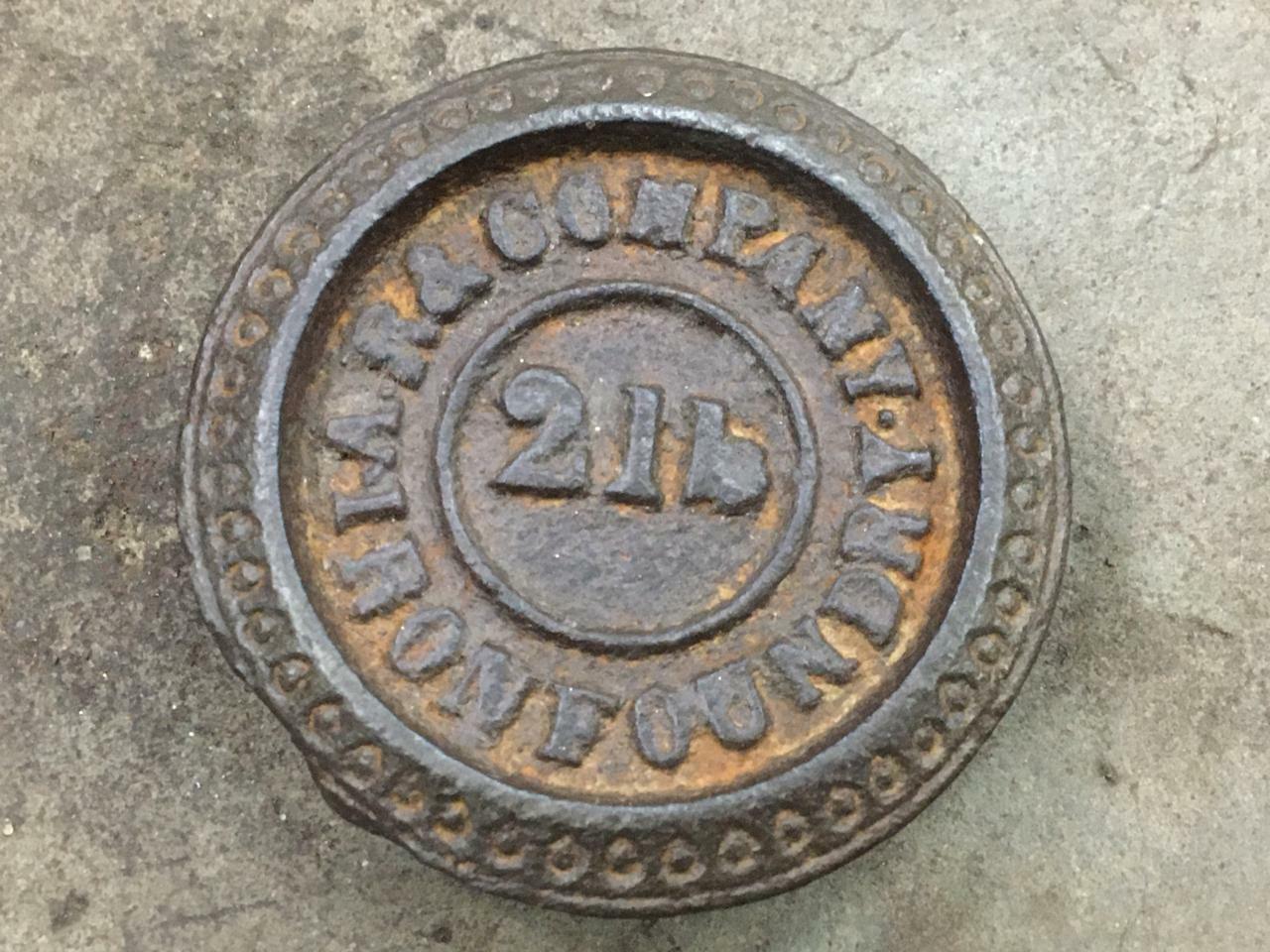 VINTAGE OLD A.R & COMPANY IRON FOUNDRY 2. LB IRON SEER WEIGHT MEASUREMENT SCALE