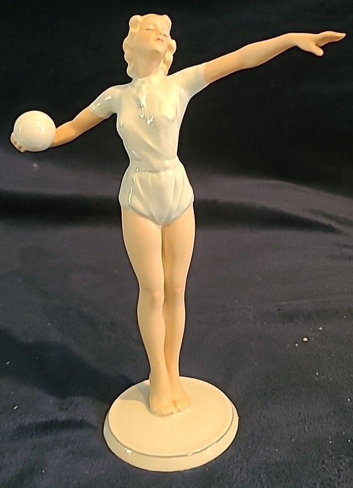 Vintage Schaubach-Kunst German Art Deco Athlete With Volleyball – 9 1/2″ tall