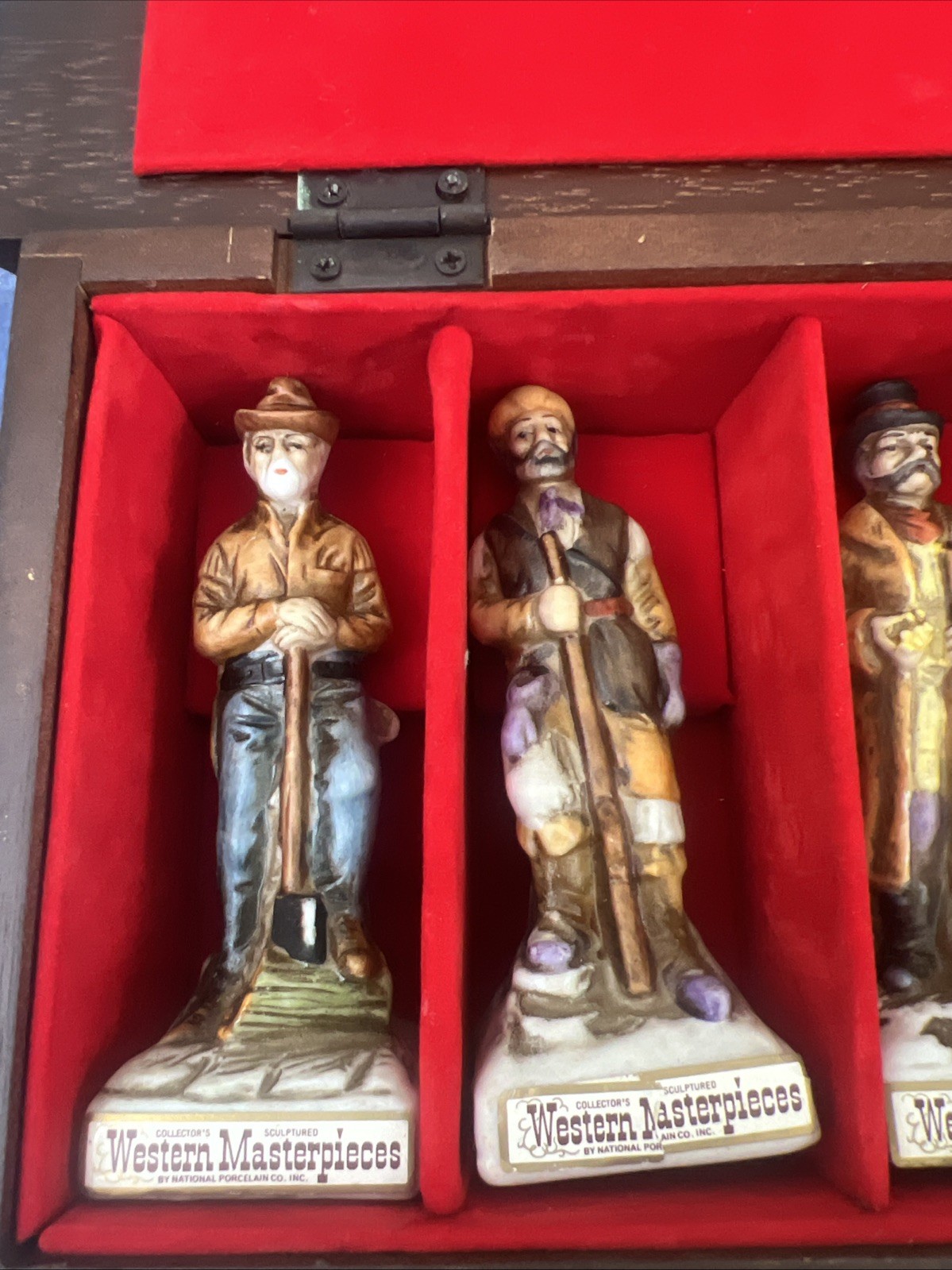 VINTAGE WESTERN MASTERPIECES NATIONAL PORCELAIN CO. 6 FIGURES WOODEN BOX