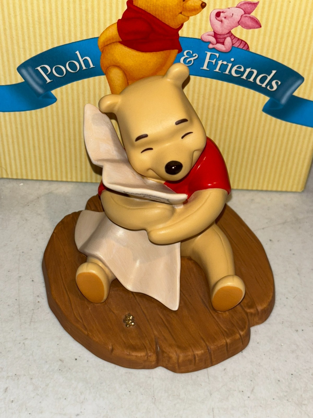 Disney Winnie the Pooh & Friends Sending Hugs Statue A5568 New RARE