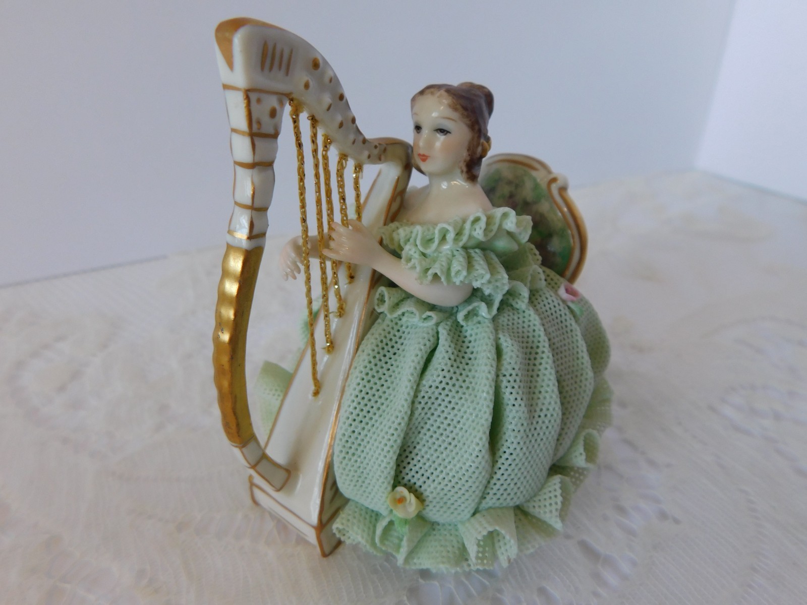 STUNNING MULLER VOLKSTEDT IRISH DRESDEN FIGURE PORCELAIN LACE LADY PLAYING HARP