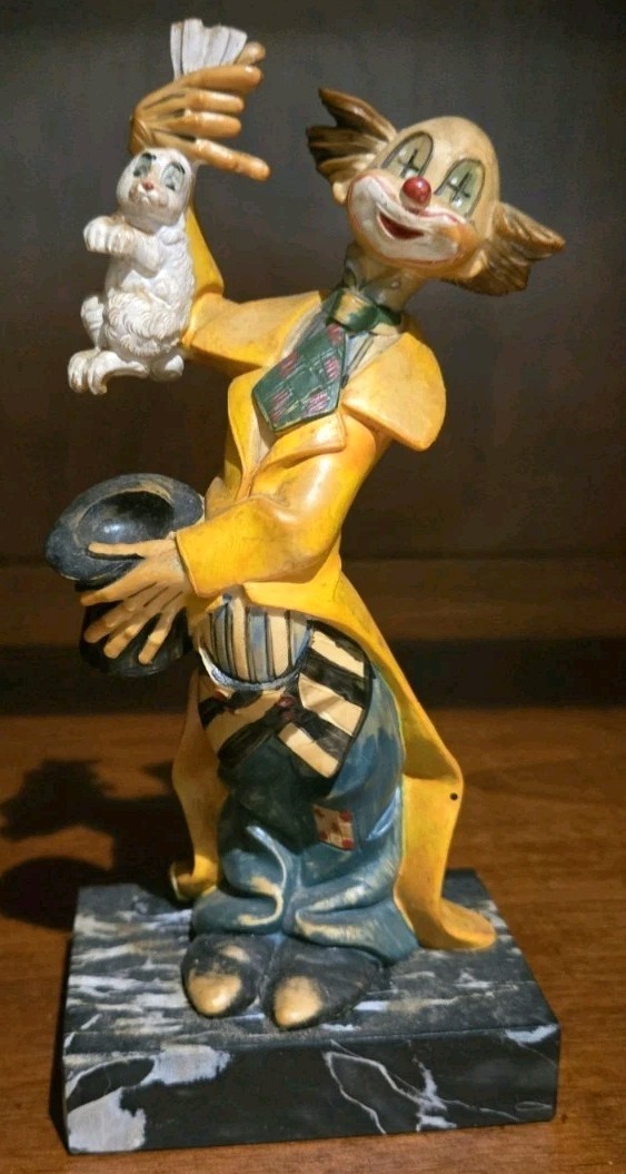 GENUINE CARRARA MARBLE BASE CLOWN PULLING RABBIT OUT OF HAT MINT CONDITION