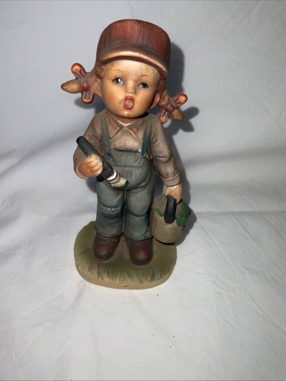 Napco / Napcoware Figurine C 8748 Girl with paint bucket, Made in Japan