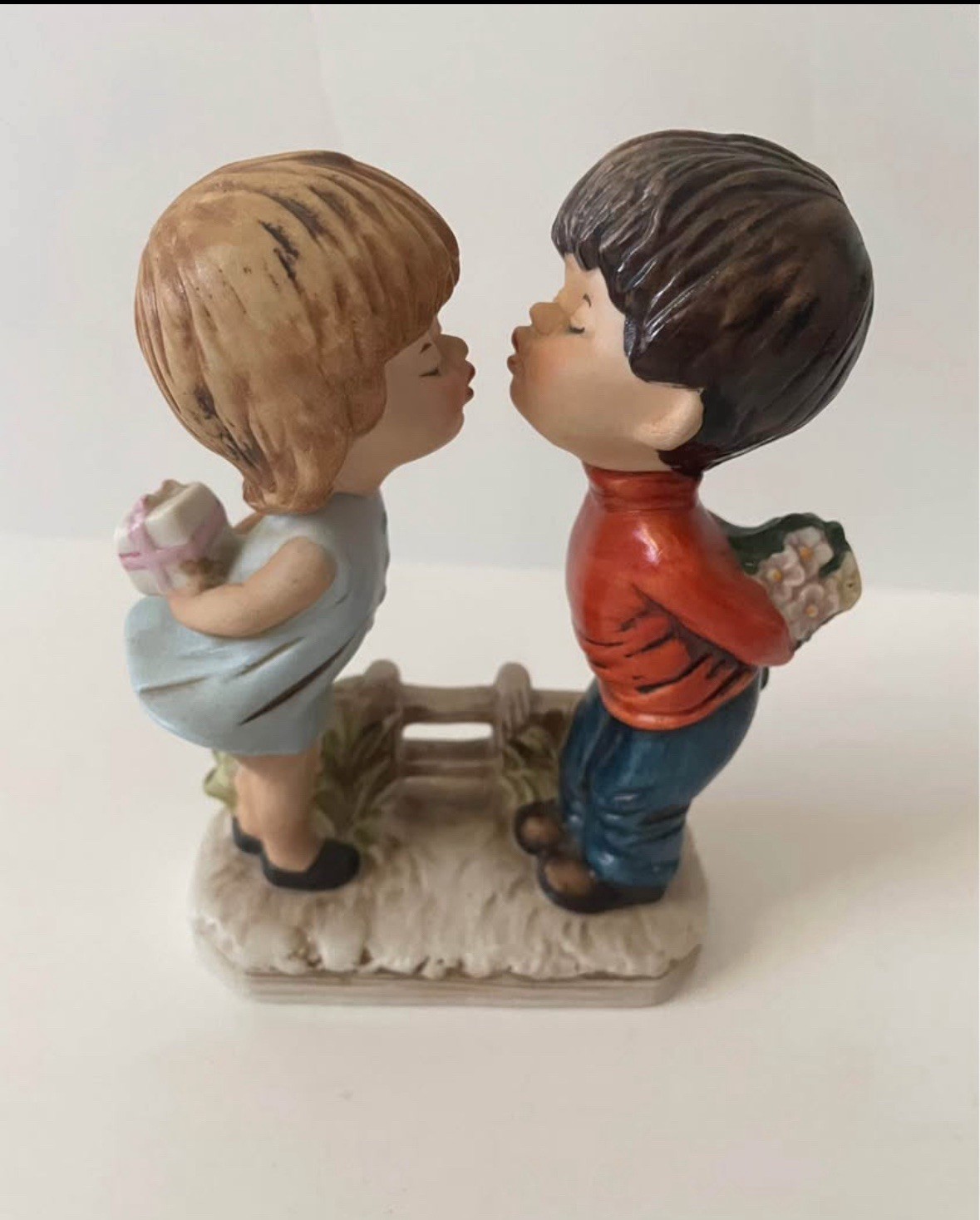 Vintage 1971 Moppets Kissing Boy & Girl w/ Present FRAN MAR Porcelain Figurine