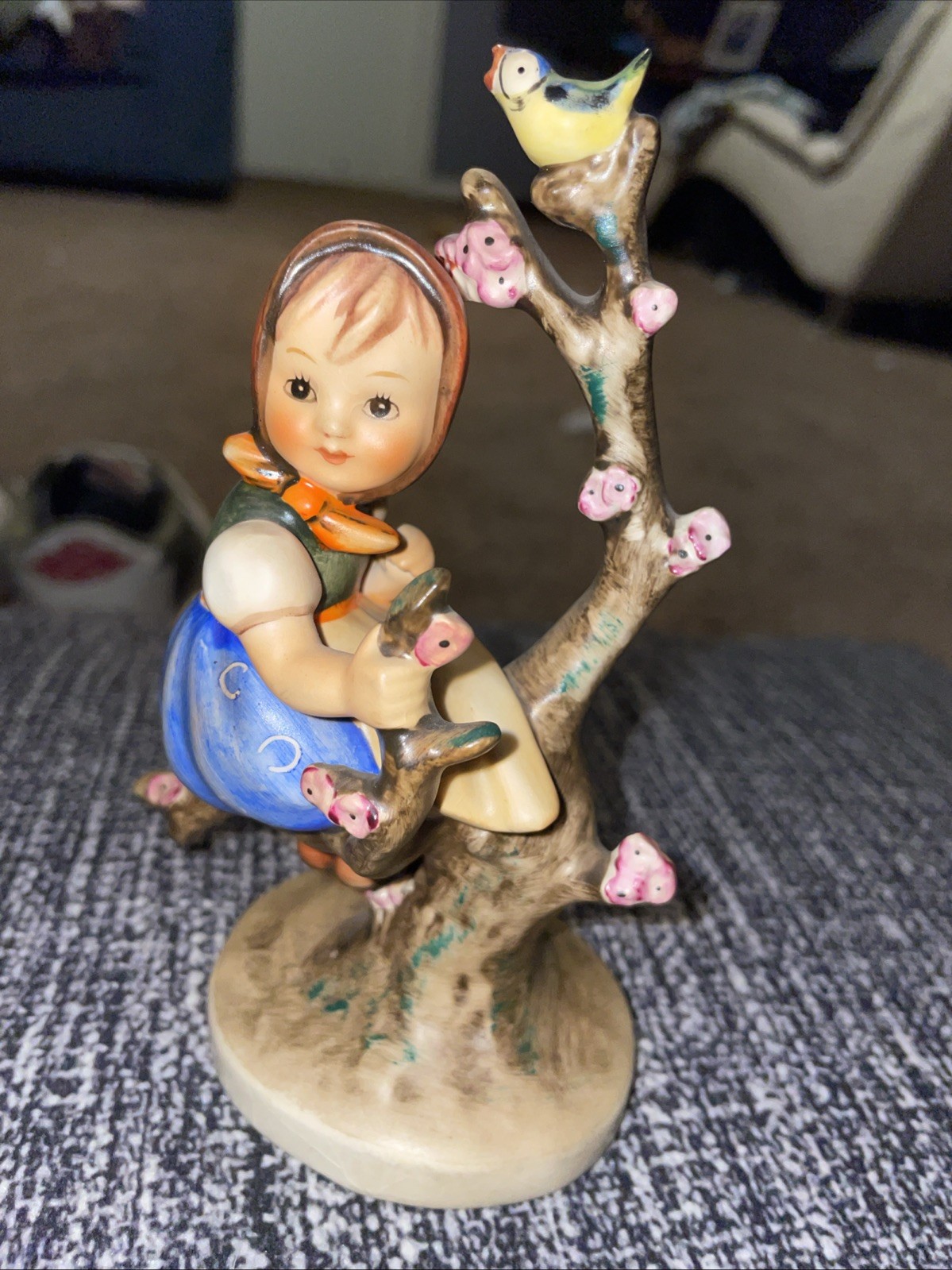 M.I. Hummel Goebel APPLE TREE GIRL #141/1 TMK 3 1960 -72 REAL NICE!!!