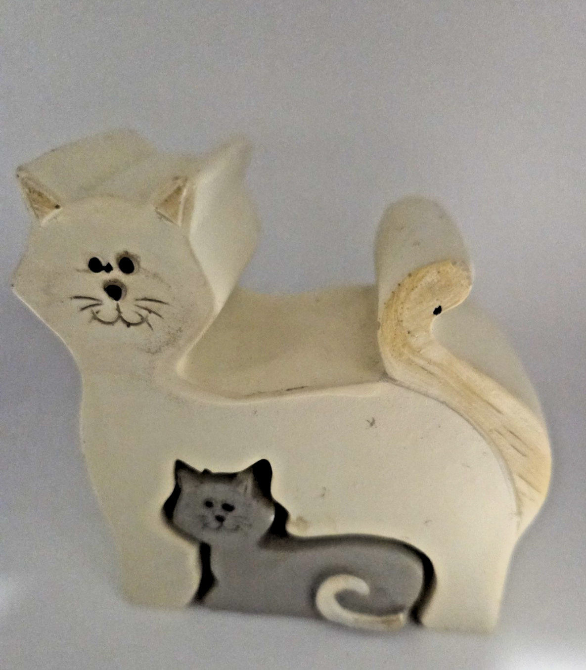 VTG WOOD CARVED CAT AND HER KITTEN PUZZEL APPROX. 3.5X3.5″ BEIGE GREY(SS-14-M-5)