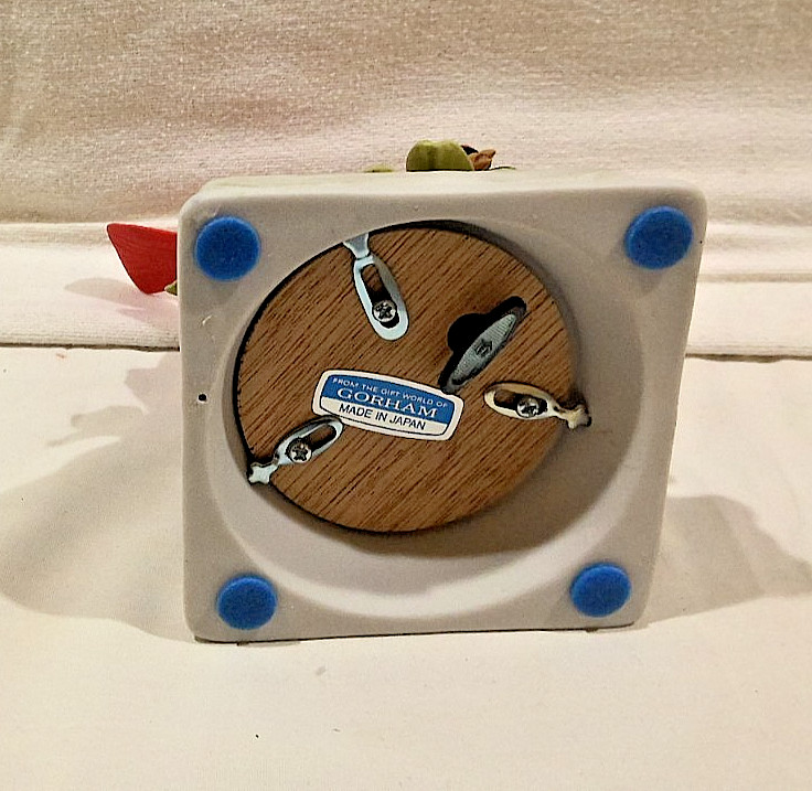 VINTAGE RED CARDINAL FIGURINE MUSICBOX 6×4.5×4 INCH PLAY OH WHAT A BEATIFUL MORN