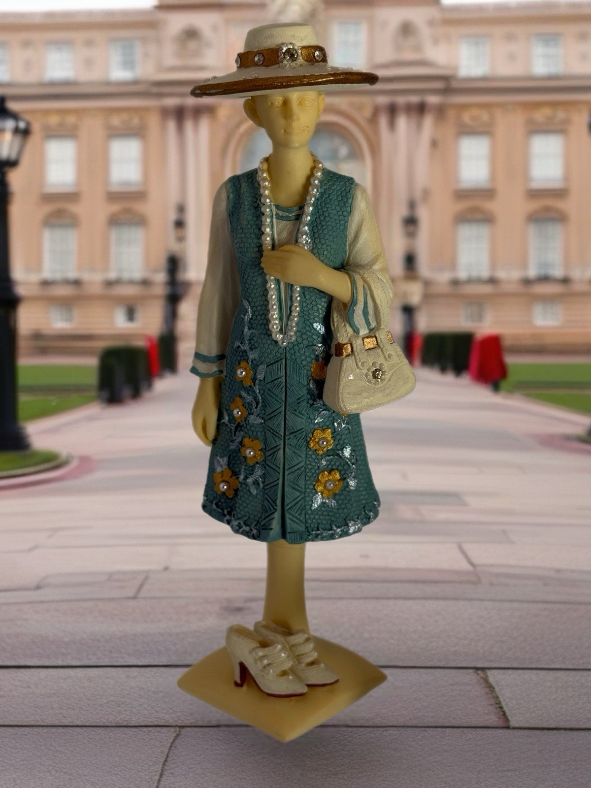 Rare Lady Elizabeth Of London Display Stand Figure; Queen Dress Outfit Statue